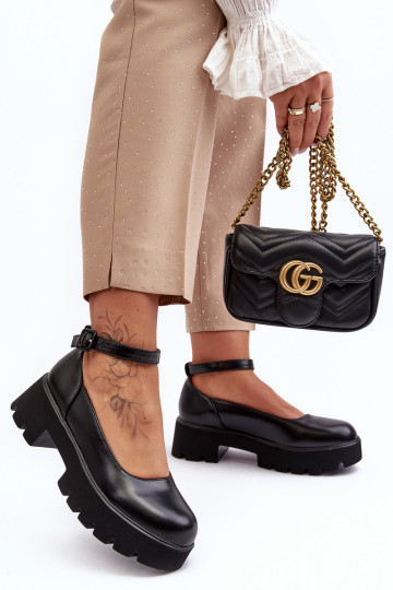 Pealiste omad jalatsid Sellel ondala kontsaga neetide ja pandlaga msuud Osisseena