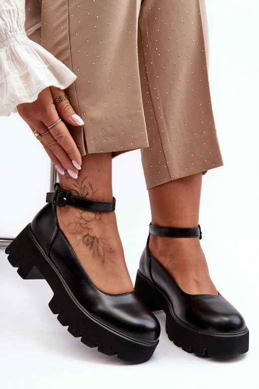 Pealiste omad jalatsid Sellel ondala kontsaga neetide ja pandlaga msuud Osisseena