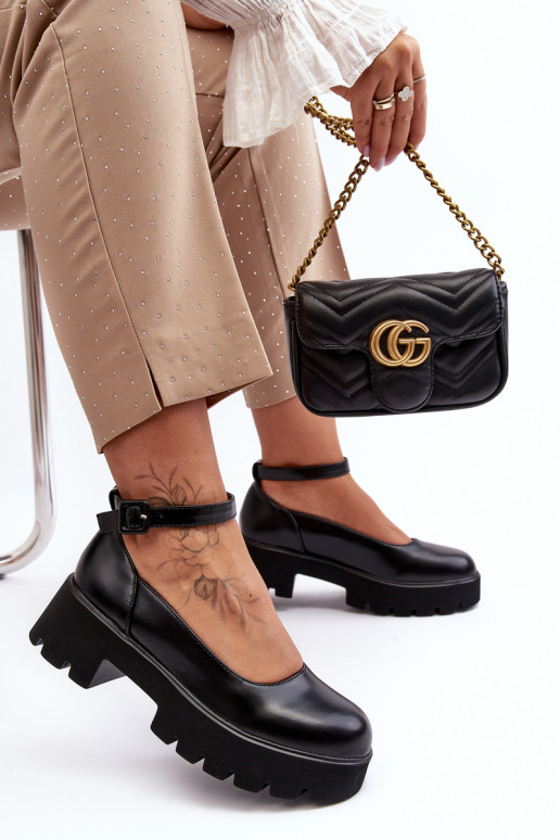 Pealiste omad jalatsid Sellel ondala kontsaga neetide ja pandlaga msuud Osisseena