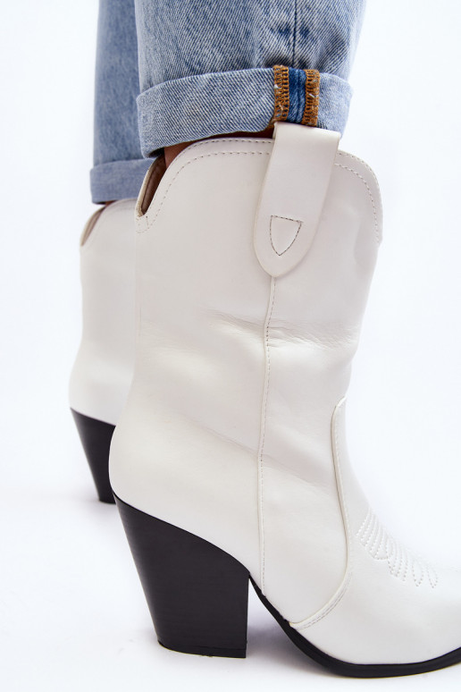 Pealiste omad kauboistiilis saapad kõrge jämeda kontsaga valget värvi Melaitia