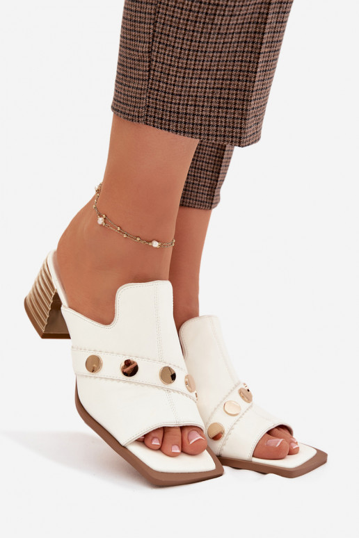 Plätud naturaalsest nahast kõrge jämeda kontsaga dekoreeritud kontsaga D&A CR61-3063 valget värvi