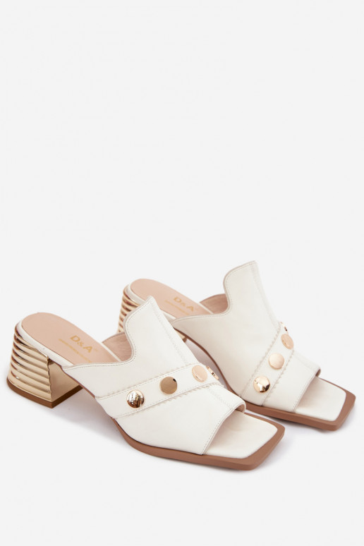 Plätud naturaalsest nahast kõrge jämeda kontsaga dekoreeritud kontsaga D&A CR61-3063 valget värvi