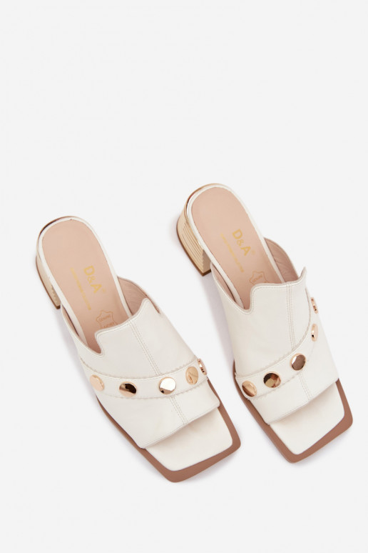 Plätud naturaalsest nahast kõrge jämeda kontsaga dekoreeritud kontsaga D&A CR61-3063 valget värvi