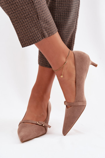 Kingad Pealiste omad Sellel ondala kontsaga dekoreeritud kontsaga beeži värvi Pirela