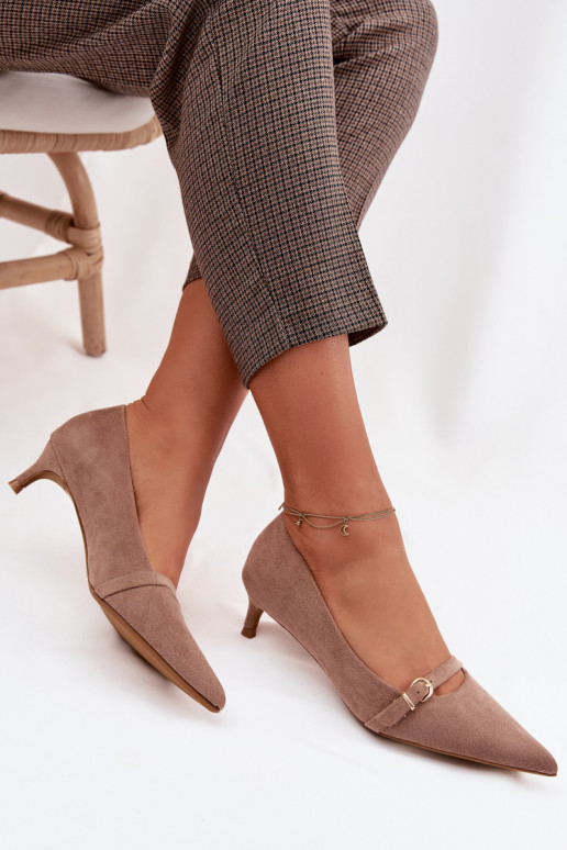 Kingad Pealiste omad Sellel ondala kontsaga dekoreeritud kontsaga beeži värvi Pirela