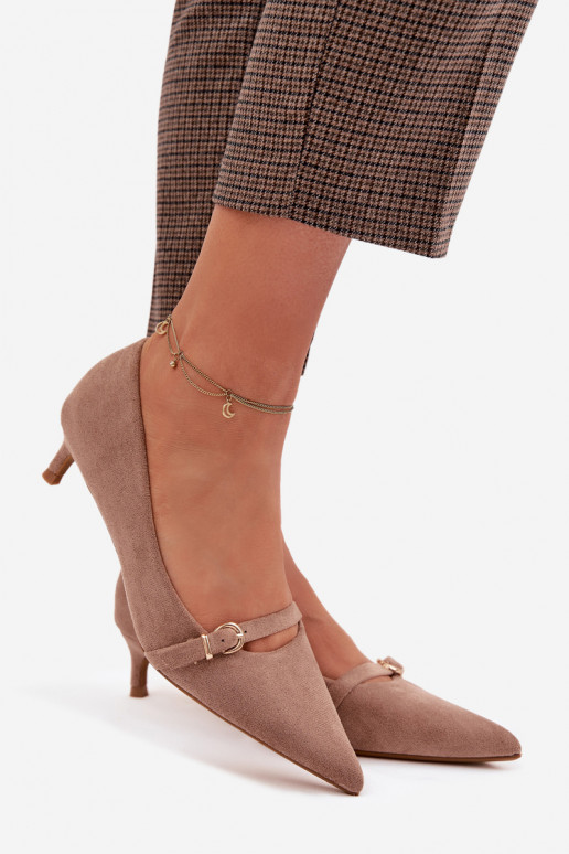 Kingad Pealiste omad Sellel ondala kontsaga dekoreeritud kontsaga beeži värvi Pirela