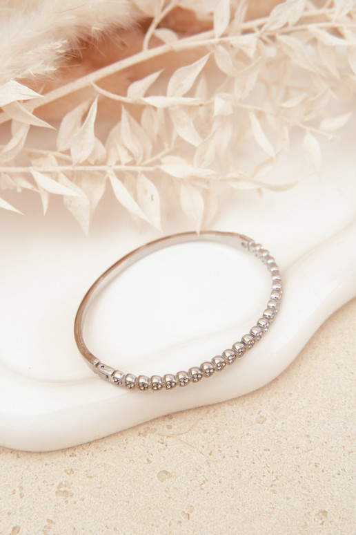 Käevõru Pealiste omadVäikemja tsirkoonid Stal Nierdzesissena Hõbedat värvi