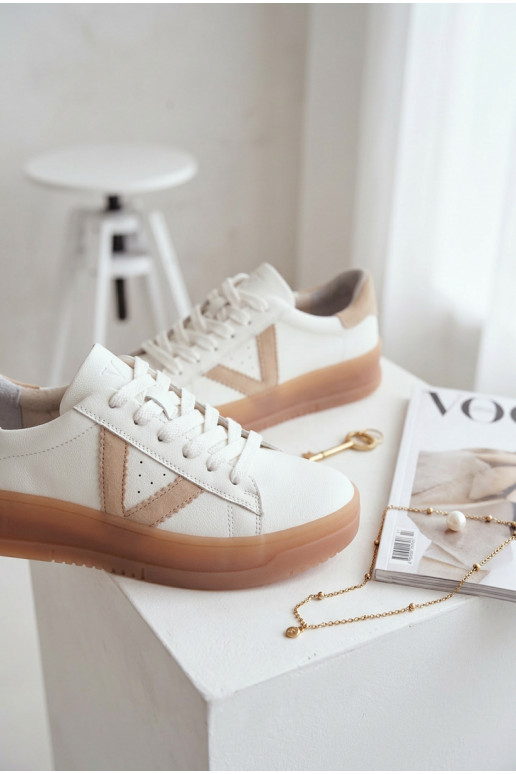 Sneakers tüüpi jalanõud Pealiste omadPealturalnej Skóry platvormiga Vinceza 79597 valget värvi