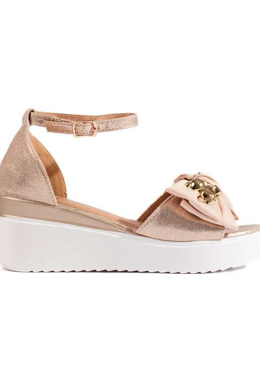 Kultaiset sandaalit satiinilla