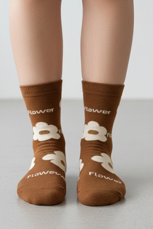 Pruunid sokid lilledega Sella