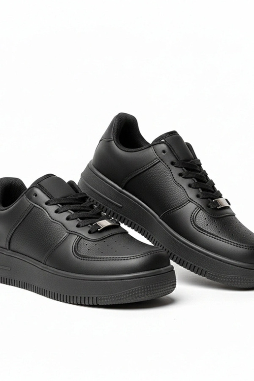 Mustad platvormiga spordijalatsid...