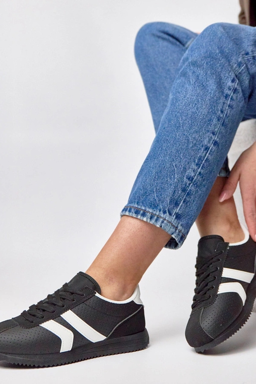 Mustad spordijalatsid Camille