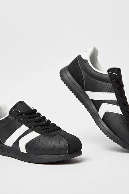 Mustad spordijalatsid Camille