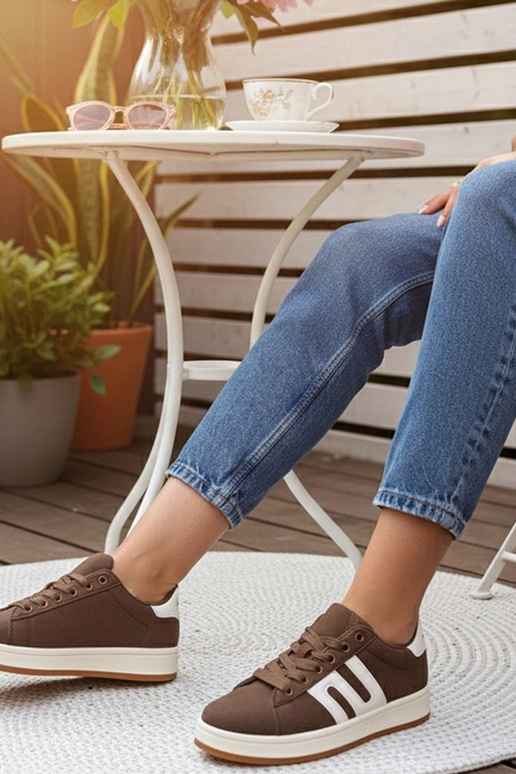 Pruunid igapäevased spordijalatsid...