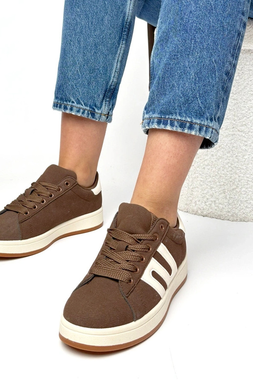 Pruunid igapäevased spordijalatsid...