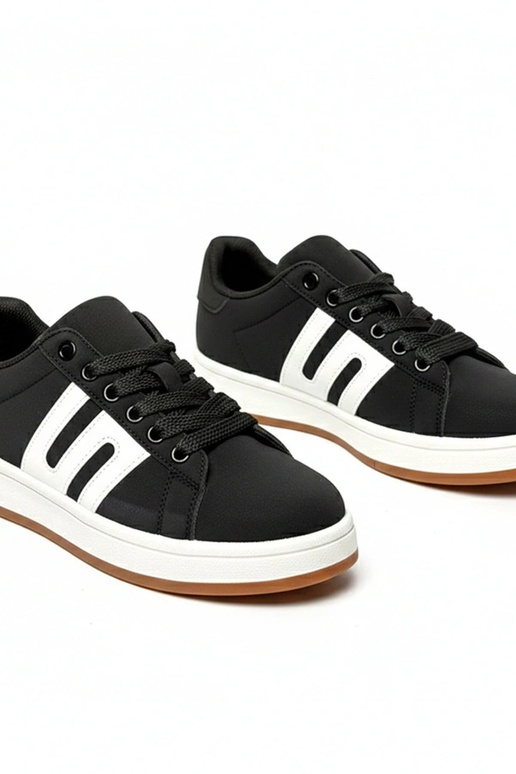 Mustad igapäevased spordijalatsid...