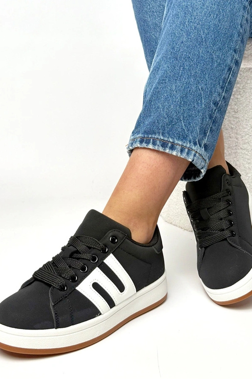 Mustad igapäevased spordijalatsid...