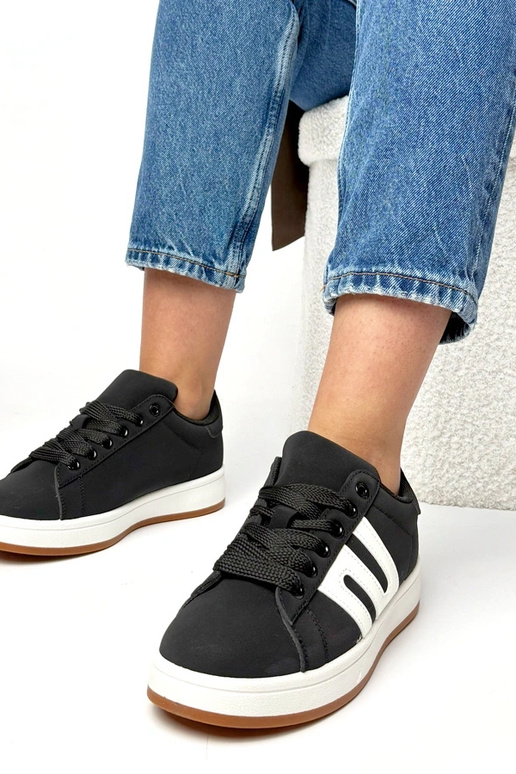 Mustad igapäevased spordijalatsid...