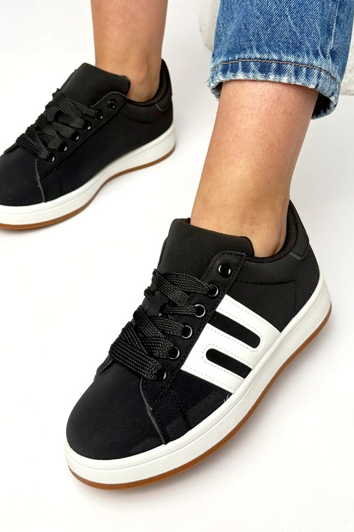 Mustad igapäevased spordijalatsid...