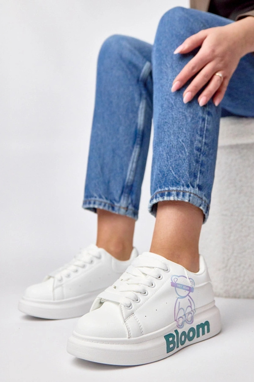 Valged spordijalatsid platvormiga ja...