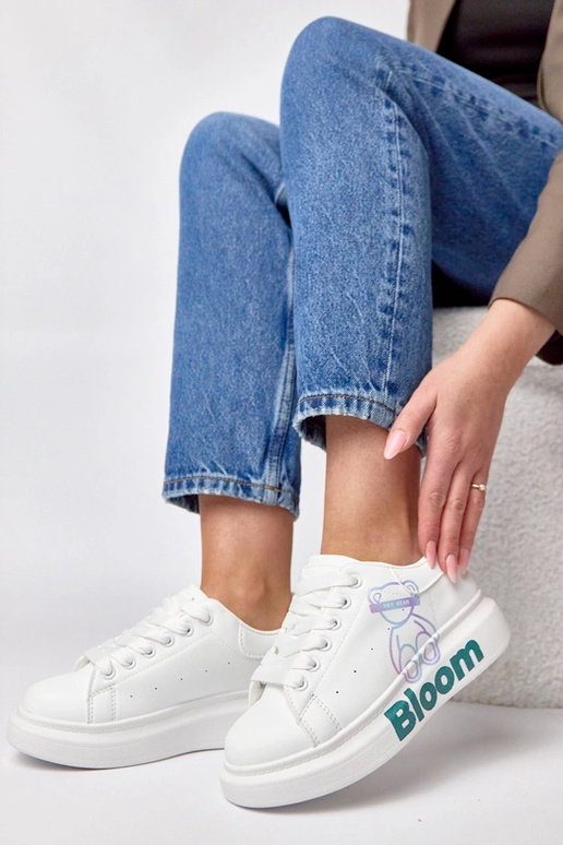 Valged spordijalatsid platvormiga ja...