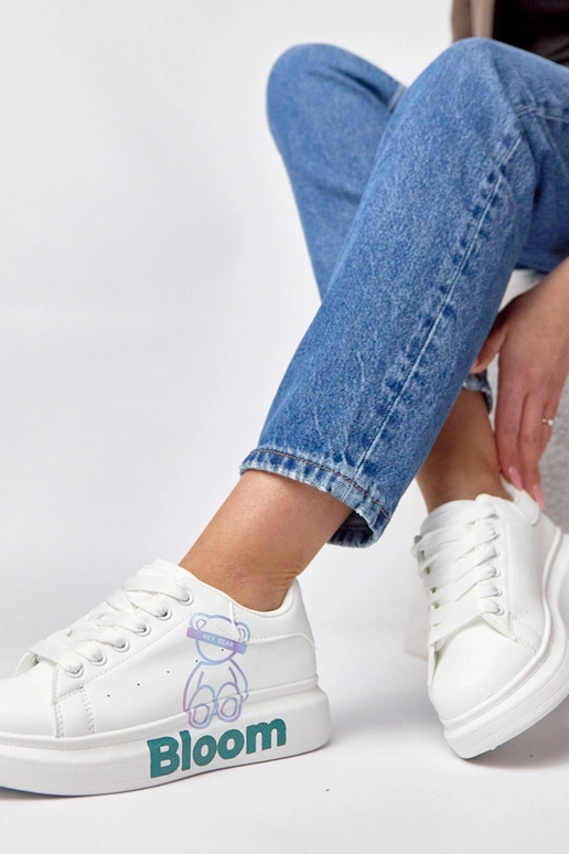 Valged spordijalatsid platvormiga ja...