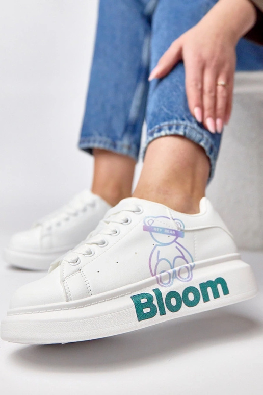 Valged spordijalatsid platvormiga ja...