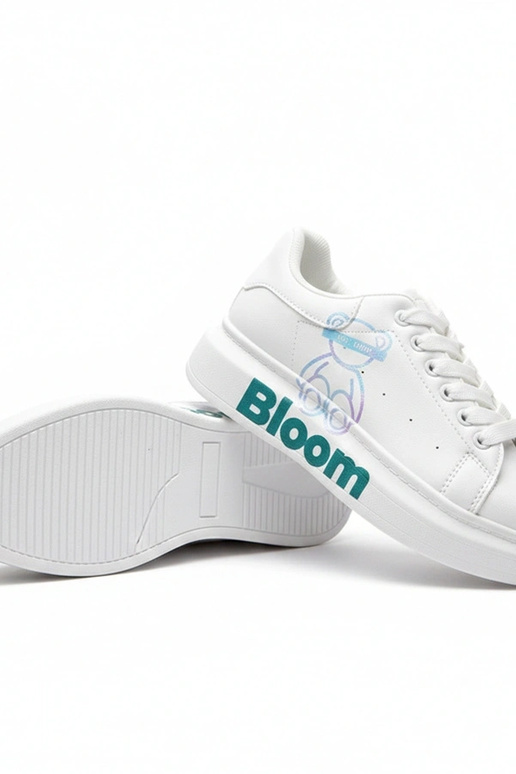 Valged spordijalatsid platvormiga ja...