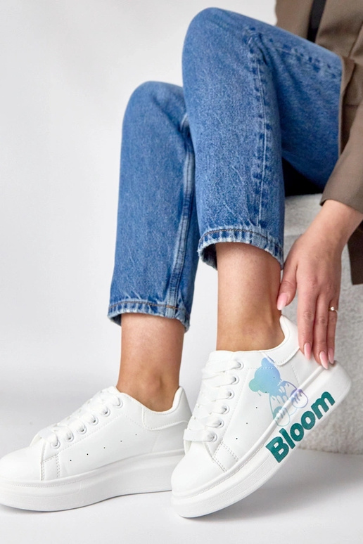 Valged spordijalatsid platvormiga ja...