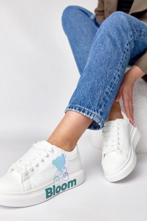 Valged spordijalatsid platvormiga ja...