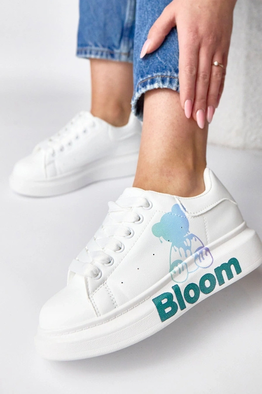 Valged spordijalatsid platvormiga ja...