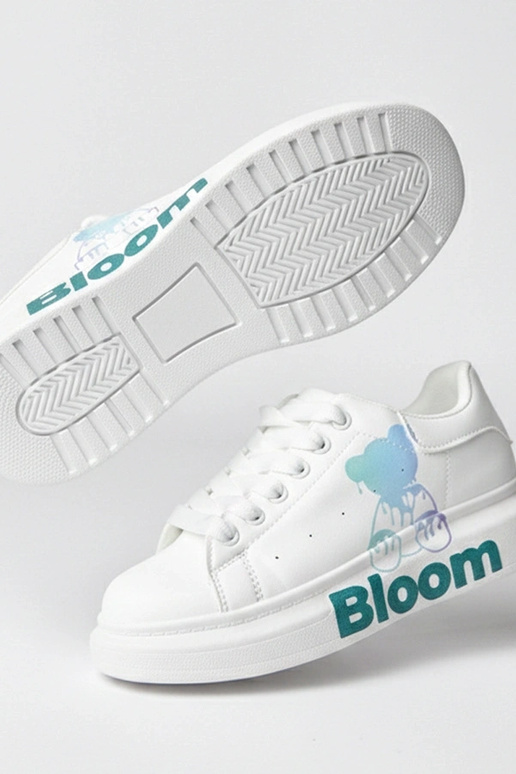 Valged spordijalatsid platvormiga ja...