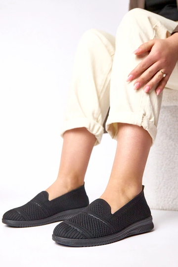 Czarne wsuwane materiałowe...