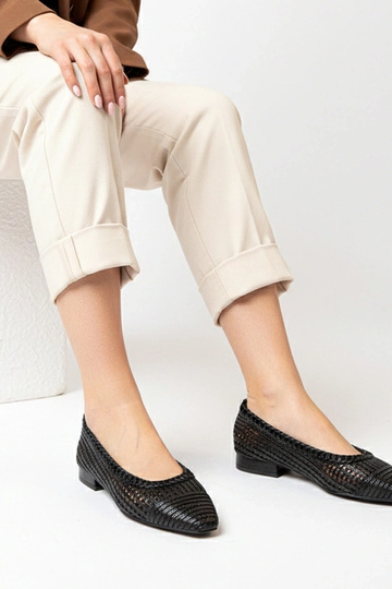 Czarne ażurowe balerinki na...