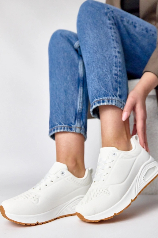 Białe sneakersy na grubej podeszwie...