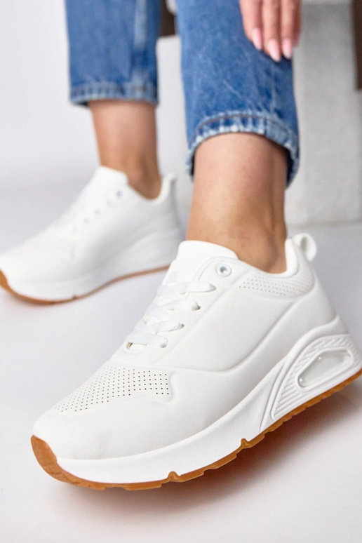 Białe sneakersy na grubej podeszwie...