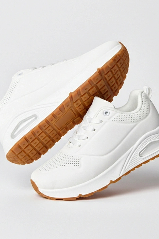 Białe sneakersy na grubej podeszwie...