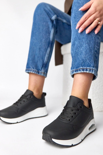 Czarne sneakersy na grubej...