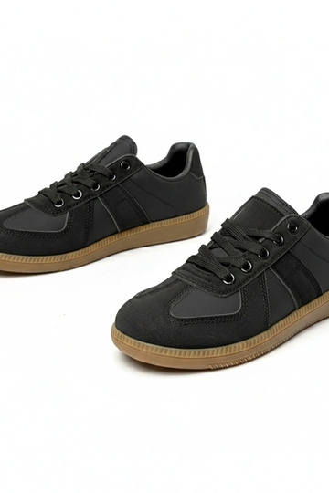 Mustad spordijalatsid...