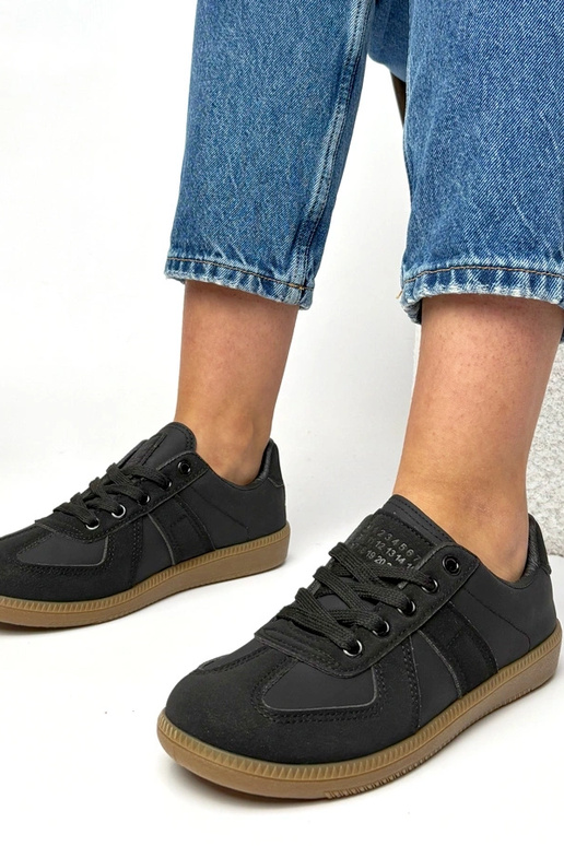 Mustad spordijalatsid platvormil...