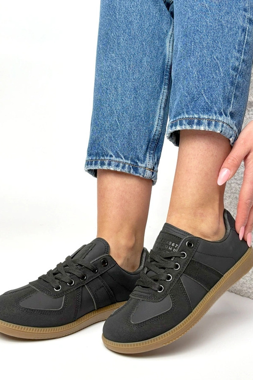 Mustad spordijalatsid platvormil...