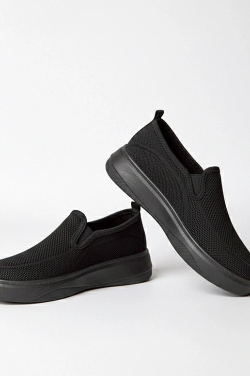 Mustad kangast spordijalatsid...