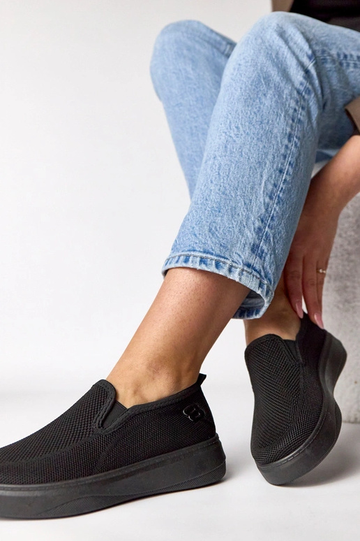 Mustad kangast spordijalatsid...