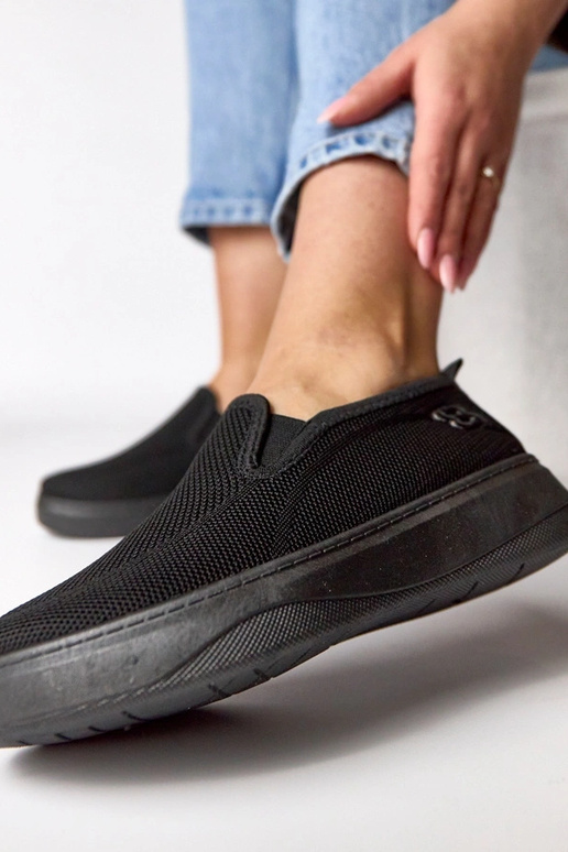 Mustad kangast spordijalatsid...