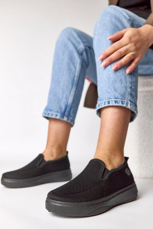 Mustad kangast spordijalatsid...