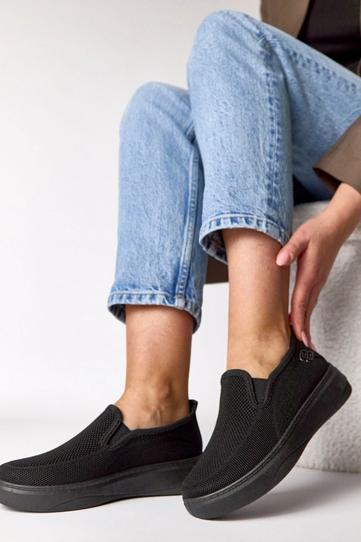 Mustad kangast spordijalatsid...