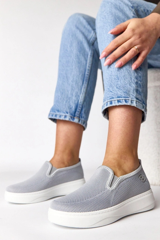 Hallid kangast spordijalatsid...