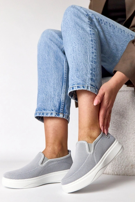 Hallid kangast spordijalatsid...