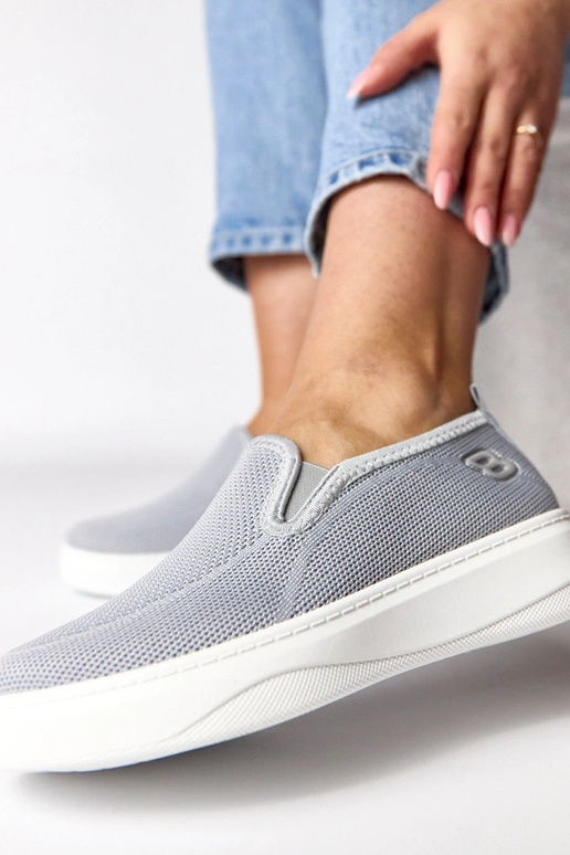 Hallid kangast spordijalatsid...