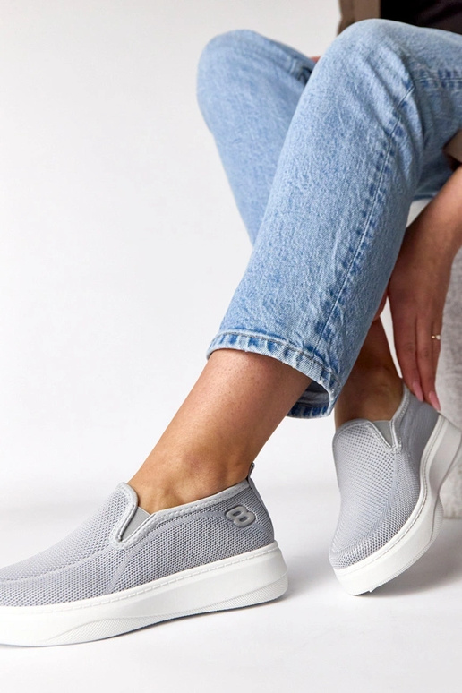 Hallid kangast spordijalatsid...